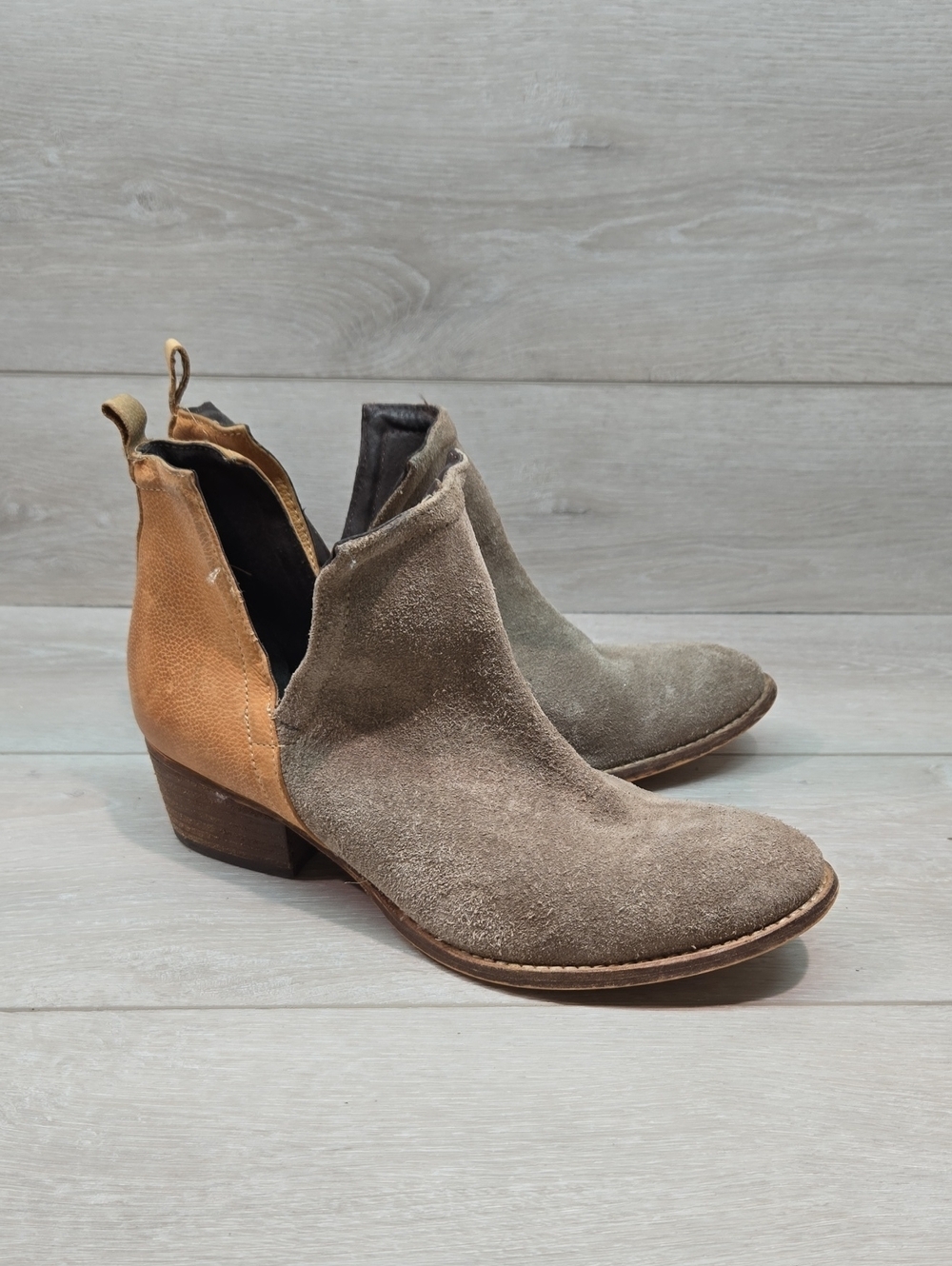 Diba True Women Cut Out Side Two-Tone Suede Ankle Boots Shoes Sz 9M